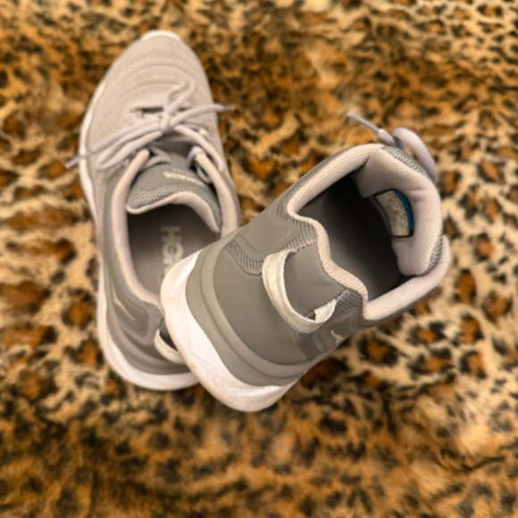 HOKA one one Akasa in Women’s size is 6.5 - Picture 5 of 14